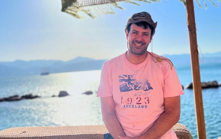 Ο Πέτρος Μπουσουλόπουλος μίλησε μεταξύ άλλων για την περίοδο που πρωταγωνιστούσε στην εμβληματική σειρά του MEGA "Ευτυχισμένοι Μαζί", για τους συμπρωταγωνιστές του αλλά και για την αμοιβή του.