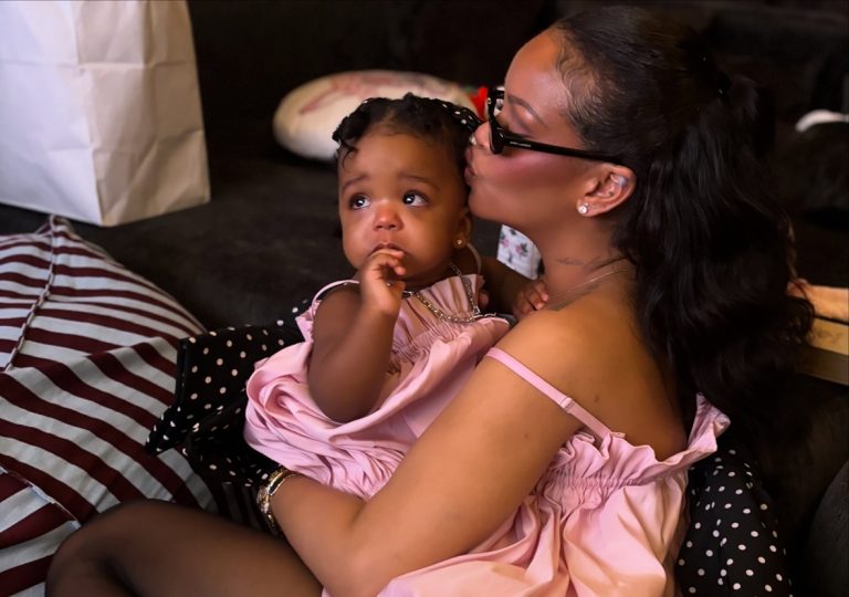 H Rihanna με την κορούλα της, Rockie, στα πρώτα της γενέθλια