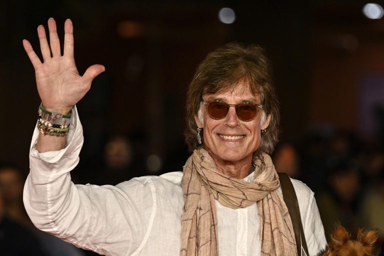 O Ronn Moss ποζάρει στο κόκκινο χαλί πριν από την προβολή του "Fino Alla Fine" στο πλαίσιο του 19ου Διεθνούς Φεστιβάλ Κινηματογράφου Ρώμης, 18 Οκτωβρίου 2024