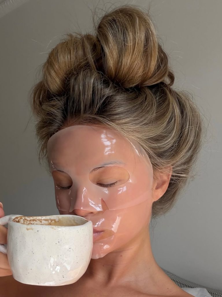 Κοπέλα φοράει μάσκα υδροτζελ - Skincare ρουτίνα