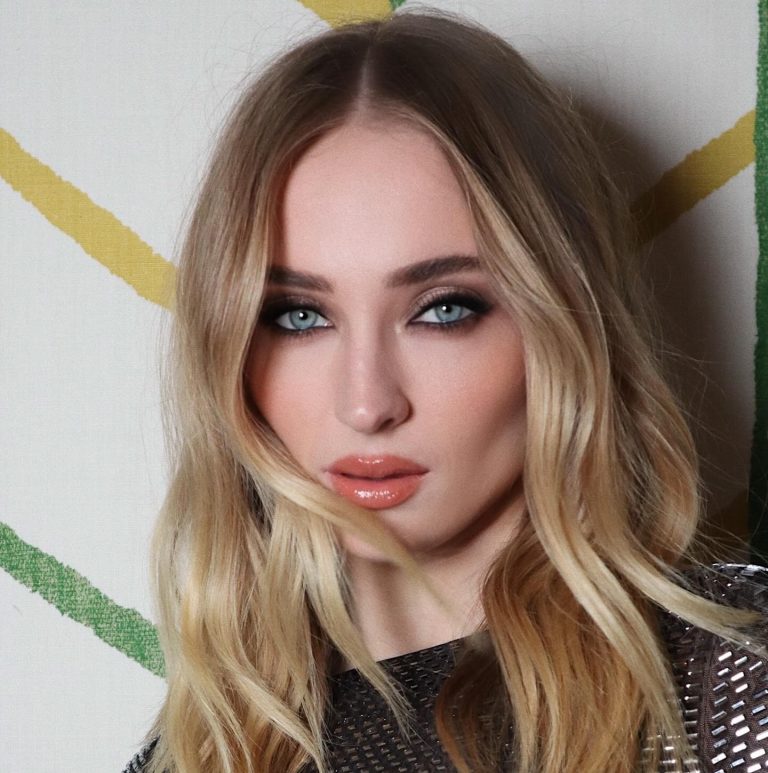 H Sophie Turner με smokey eyes που είναι τάση για φθινόπωρο