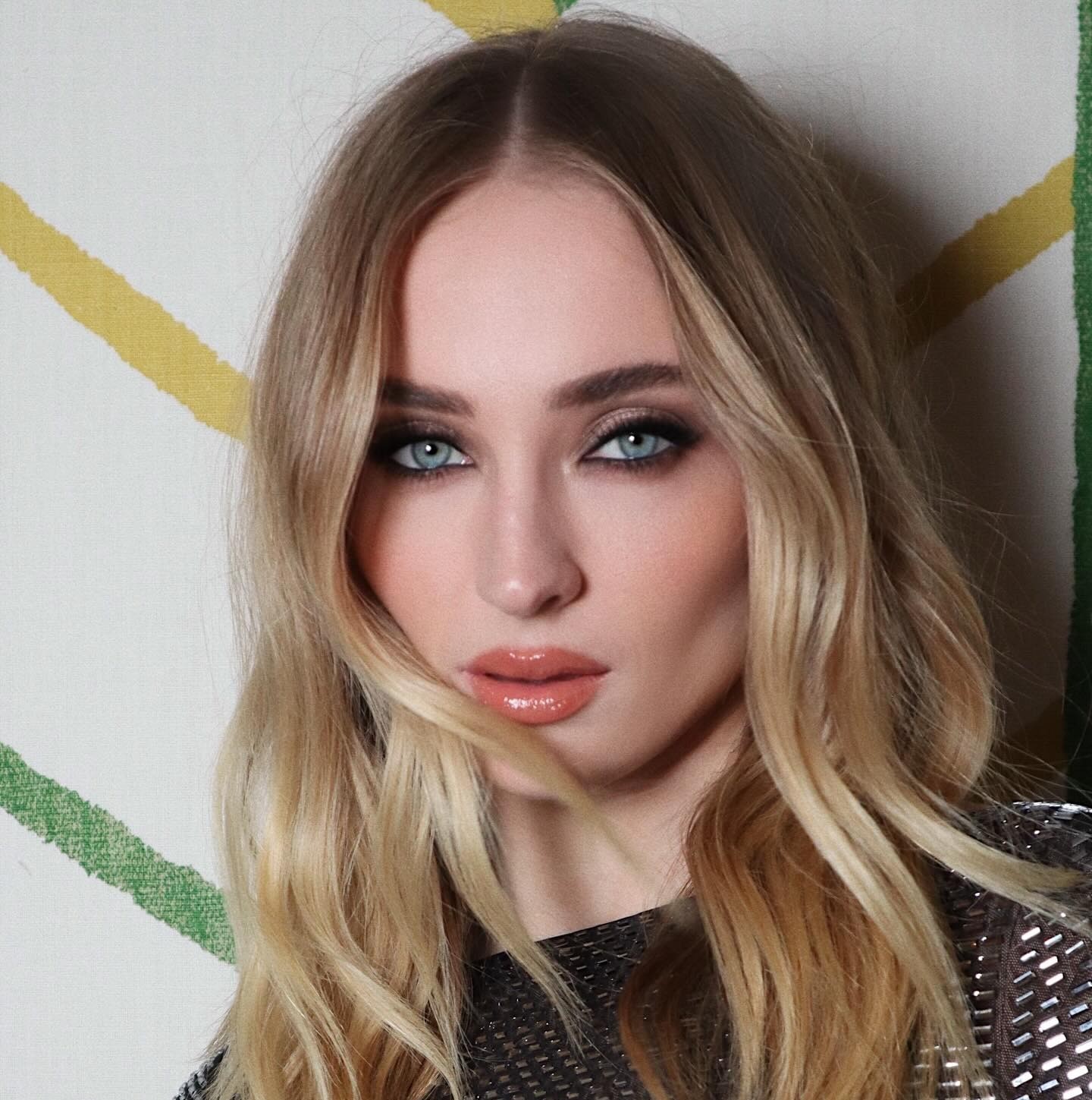 H Sophie Turner με smokey eyes που είναι τάση για φθινόπωρο