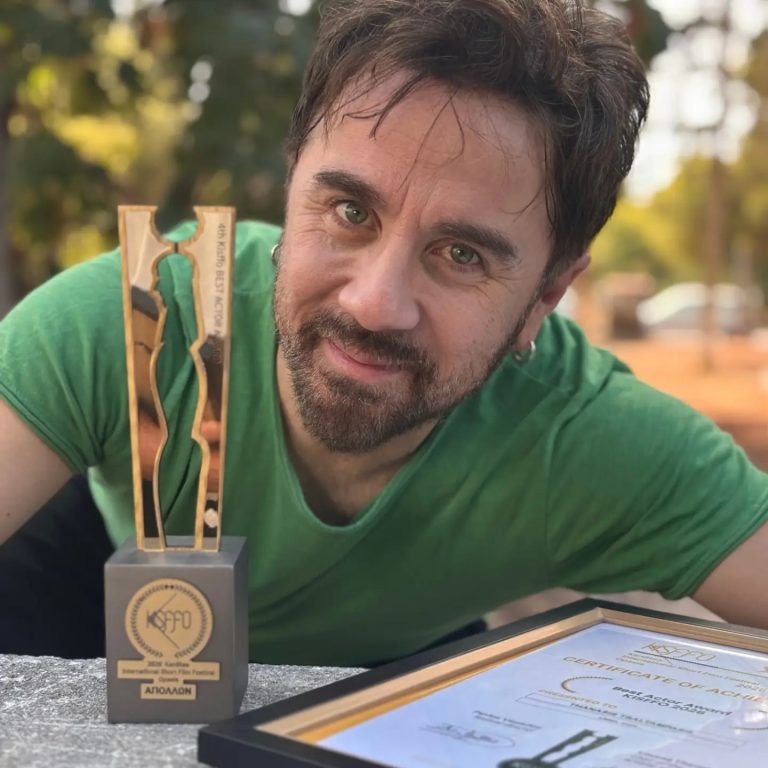 Ο Θανάσης Τσαλταμπάσης ποζάρει με το βραβείο του