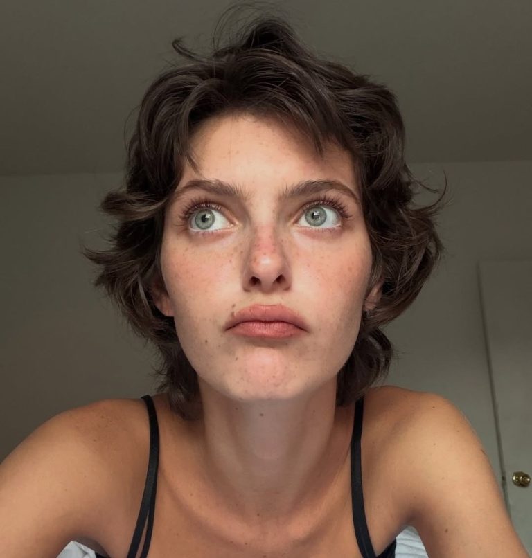 Koπέλα με tired girl makeup