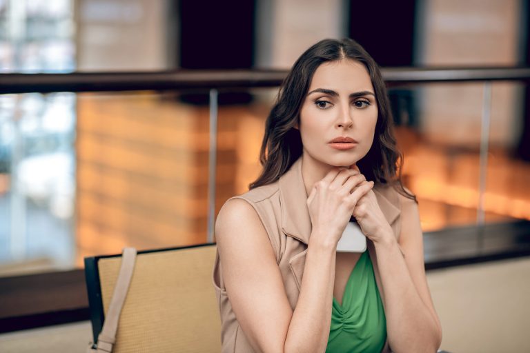 Γυναίκα περιμένει την παρέα της που έχει αργήσει σε εστιατόριο.