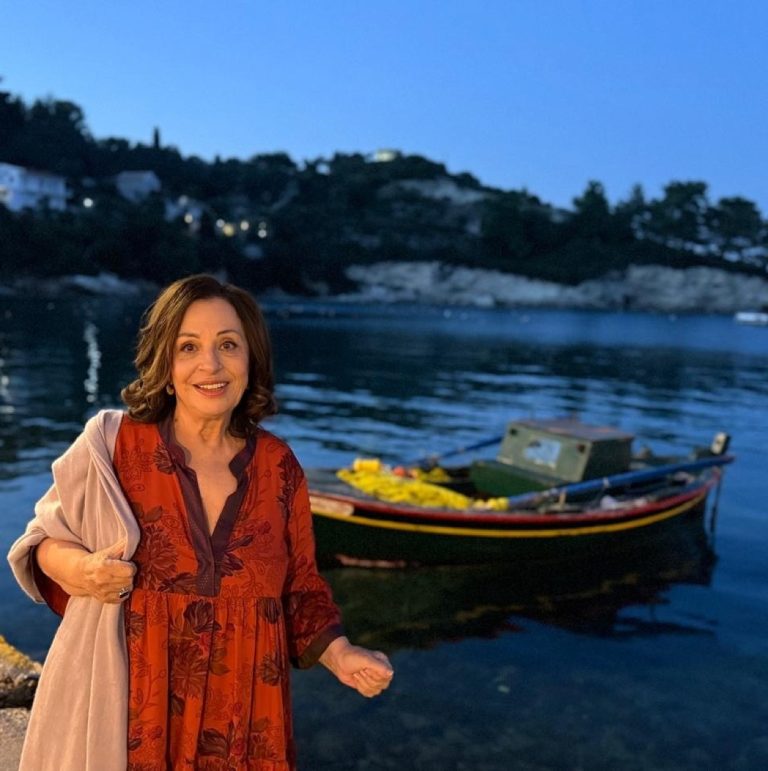 Η Χαρούλα Αλεξίου με φόντο τη θάλασσα