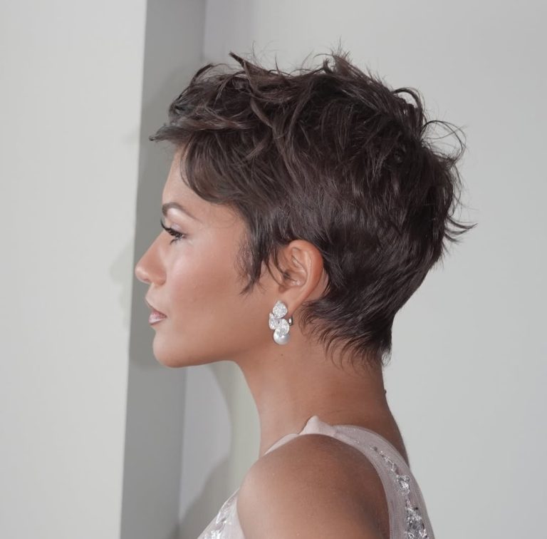 H Zendaya με pixie hair στα Emmys 2026