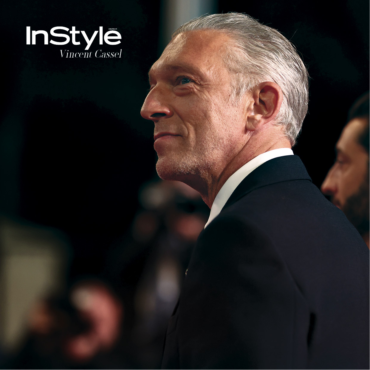 Προφίλ του ηθοποιού Vincent Cassel με σκούρο κοστούμι για το περιοδικό InStyle Greece