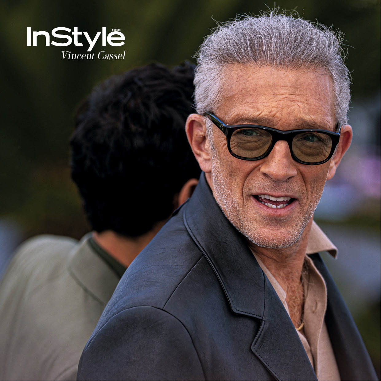 Ο Vincent Cassel με γυαλιά οράσεως και δερμάτινο σακάκι σε φωτογράφιση του InStyle Greece
