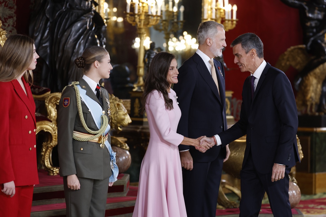 Ο βασιλιάς Felipe, η βασίλισσα Letizia, η πριγκίπισσα διάδοχος Leonor και η ινφάντα Sofia υποδέχονται τον Ισπανό πρωθυπουργό Pedro Sanchez στη δεξίωση στο Βασιλικό Παλάτι με αφορμή την Εθνική Ημερα της Ισπανίας, 12 Οκτωβρίου 2026