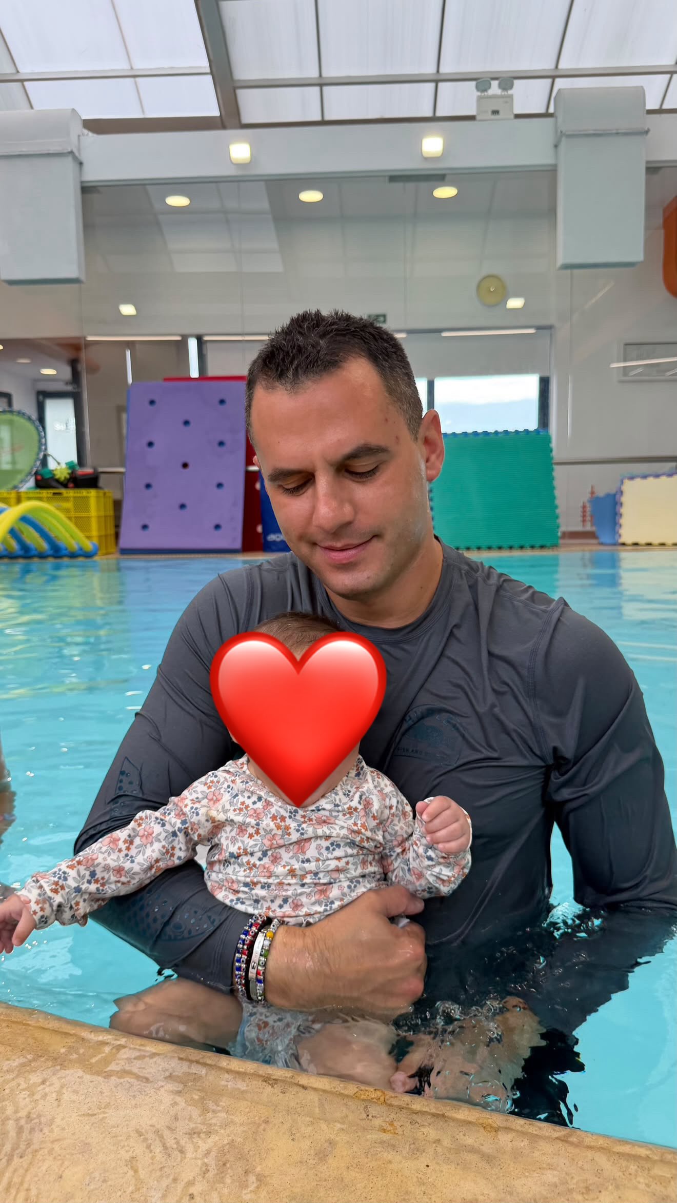 Ο Παναγιώτης Κουτσουμπής για baby swimming με τη μικρή Ξένια