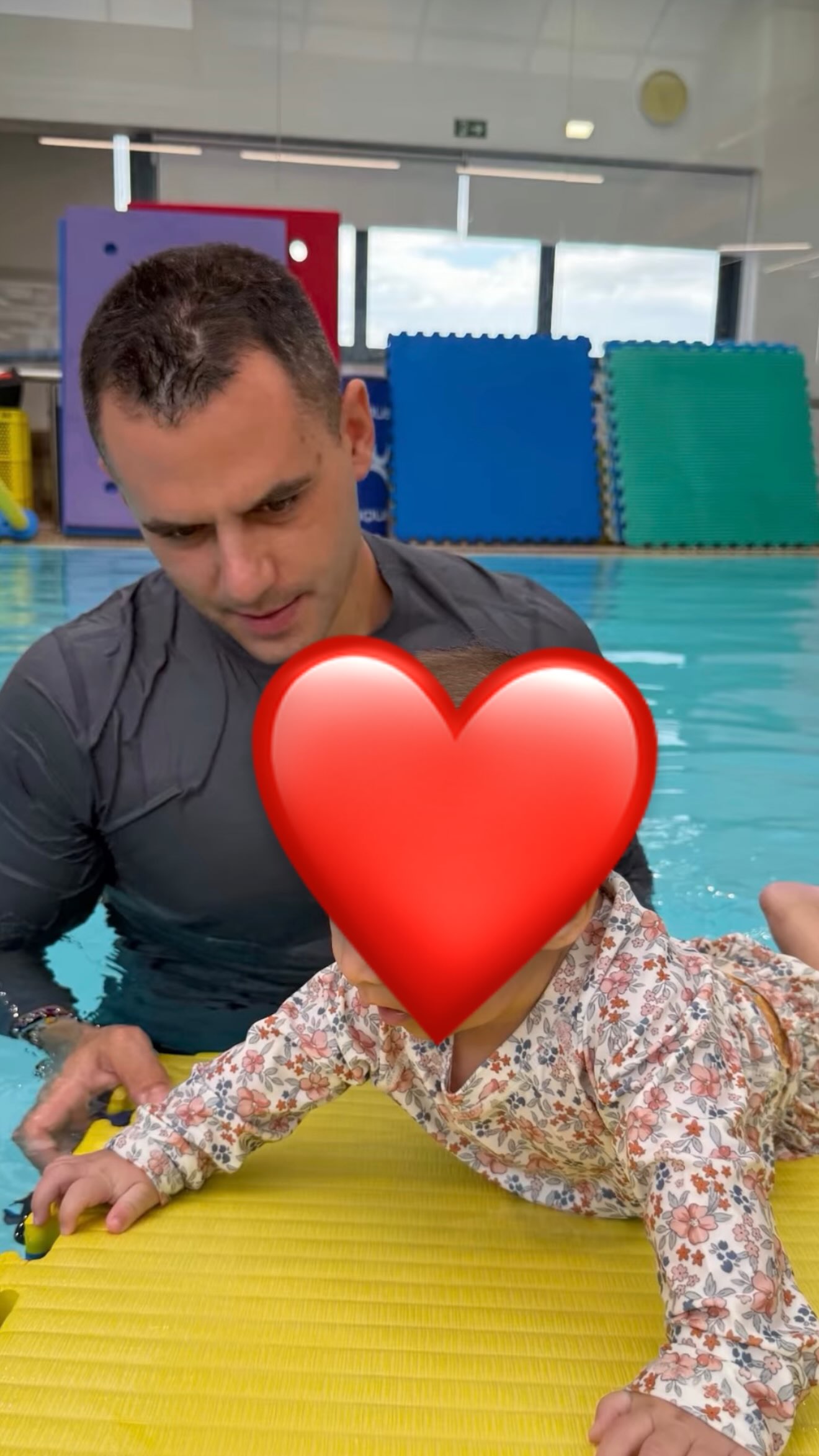 Ο Παναγιώτης Κουτσουμπής για baby swimming με τη μικρή Ξένια