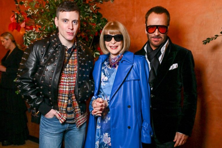 Ο Sean McGirr, στα αριστερά, η Dame Anna Wintour και ο Tom Ford πριν δύο χρόνια, στην ειδική πρεμιέρα του «Vogue: Inventing the Runway» στο Lightroom, στο Kings Cross, στις 28 Νοεμβρίου 2024, στο Λονδίνο.