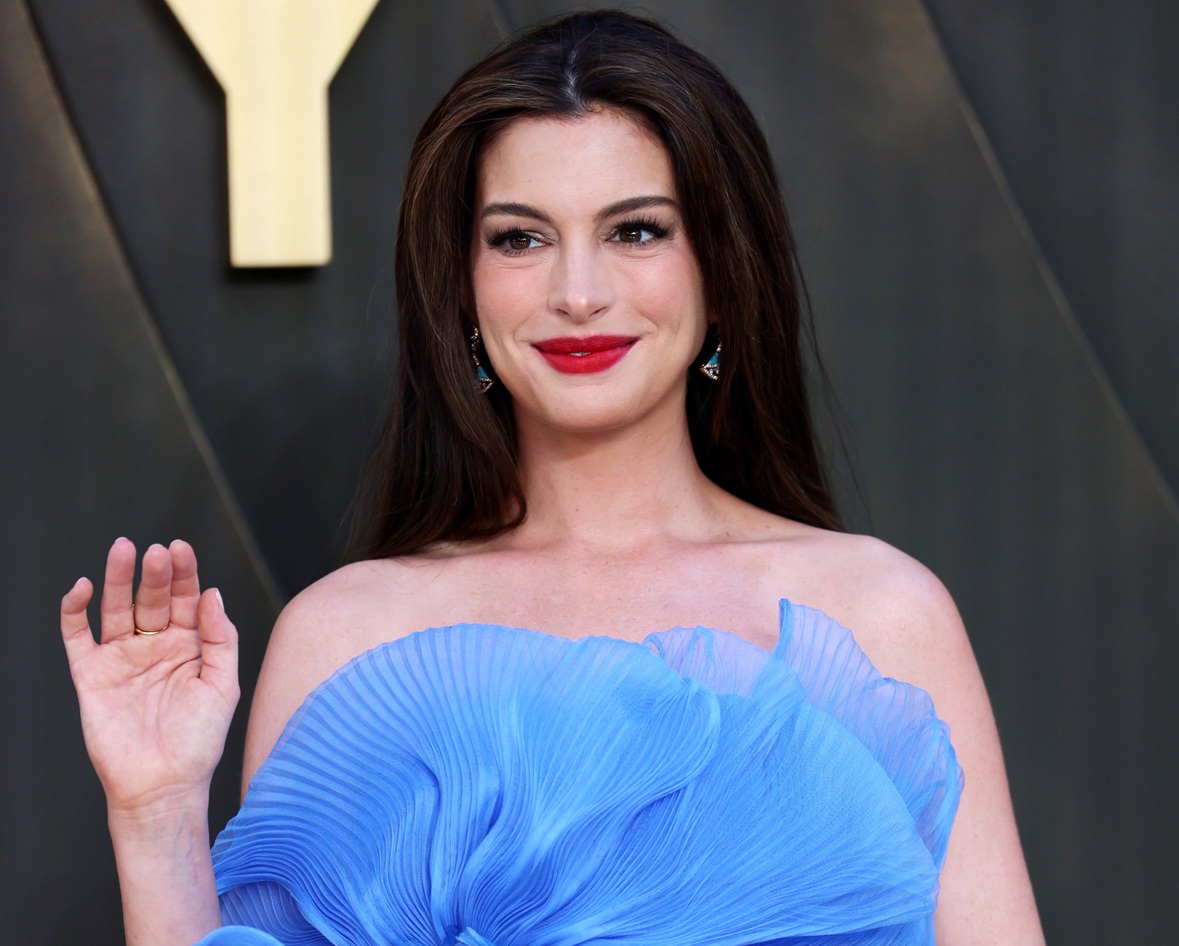 H Anne Hathaway στην παγκόσμια πρεμιέρα της Οδύσσειας στο Odeon Leicester Square του Λονδίνου, 6 Ιουλίου 2026