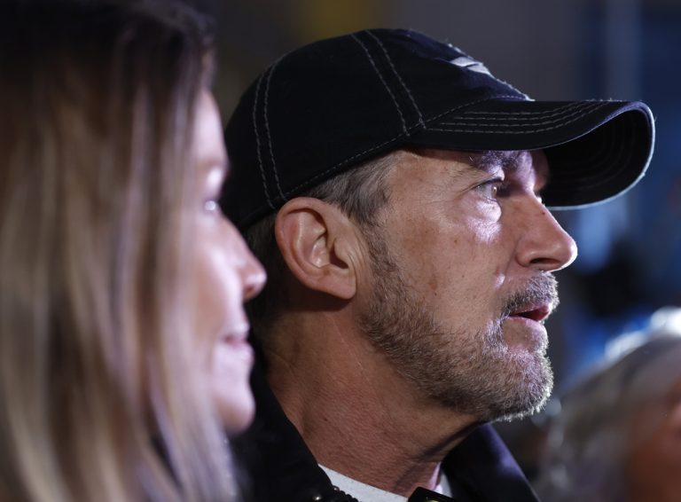 O Antonio Banderas περιμένει για τη φωταγώγηση των χριστουεγιαννιάτικων φώτων από καλλιτέχνες της παράστασης τσίρκου-θεάτρου «Imagine, the Path to Dreams», στη Μάλαγα, στις 28 Νοεμβρίου 2025