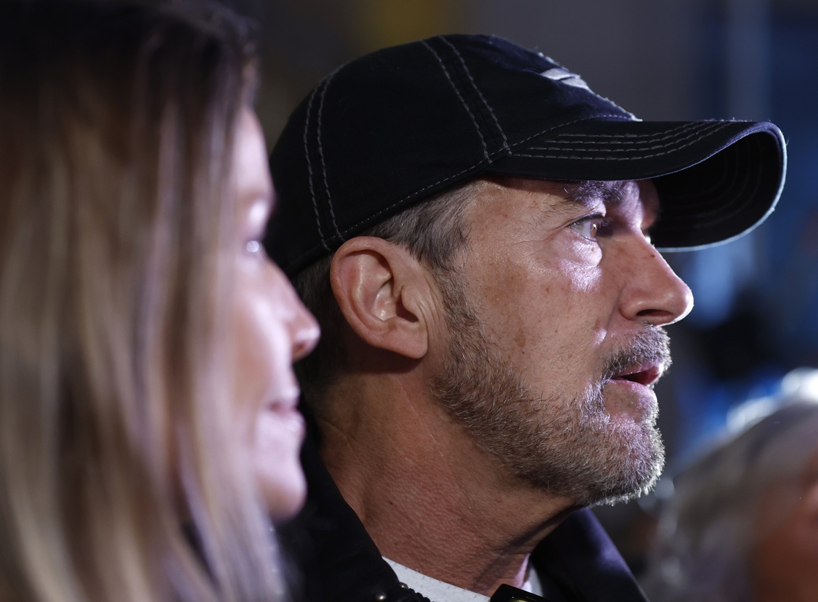 O Antonio Banderas περιμένει για τη φωταγώγηση των χριστουεγιαννιάτικων φώτων από καλλιτέχνες της παράστασης τσίρκου-θεάτρου «Imagine, the Path to Dreams», στη Μάλαγα, στις 28 Νοεμβρίου 2025