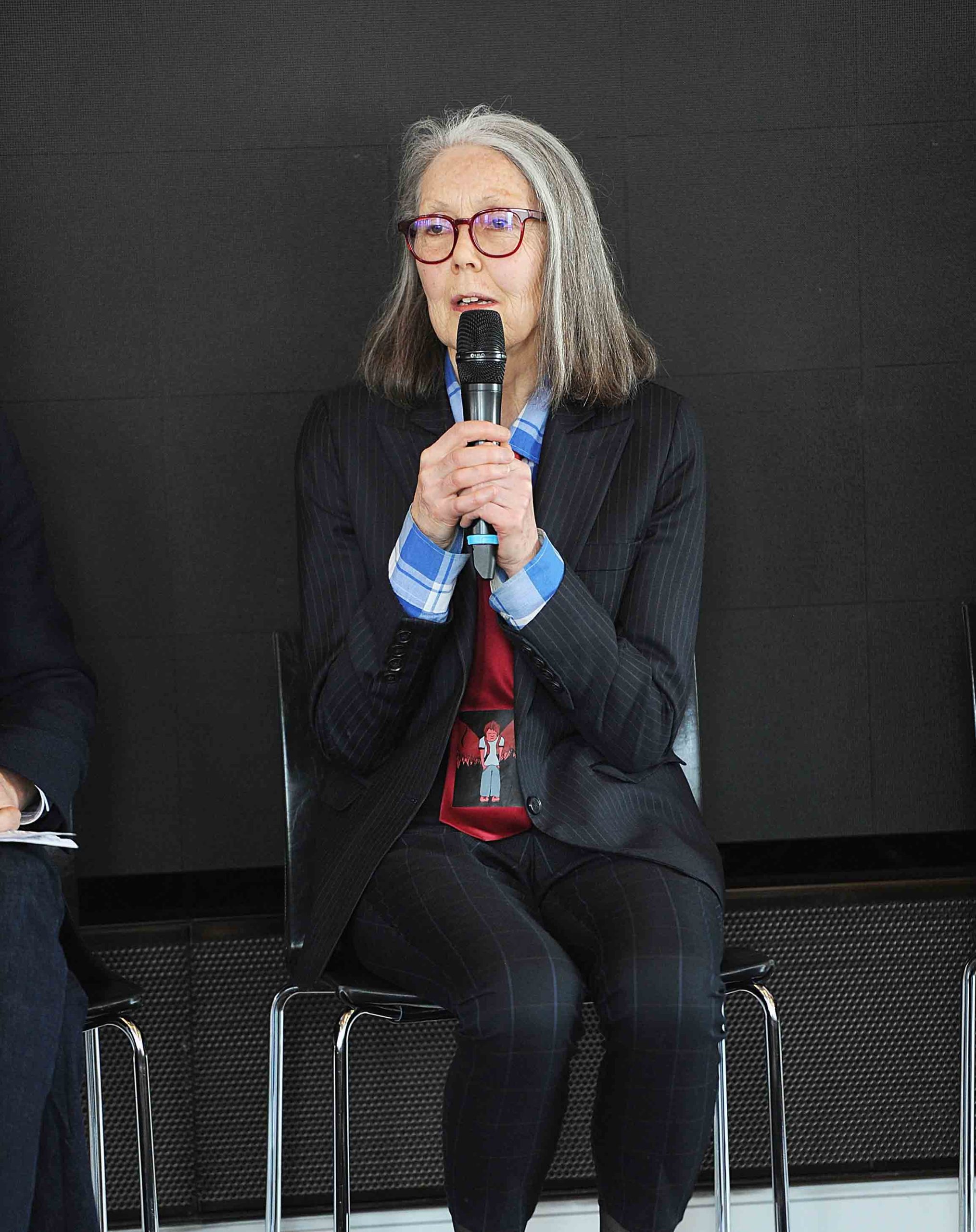 Η Anne Carson τιμάται με το Νόμπελ Λογοτεχνίας 2026. Στη φωτογραφία μιλάει στη σκηνή στις 6 Μαρτίου 2018 στη Νέα Υόρκη.