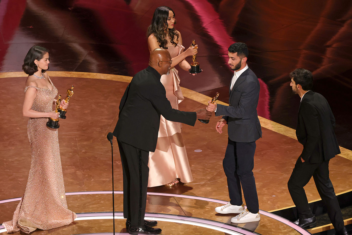 Οι Selena Gomez και Samuel L. Jackson απονέμουν στους Basel Adra και Yuval Abraham το βραβείο Ντοκιμαντέρ Μεγάλου Μήκους "No Other Land" επί σκηνής κατά τη διάρκεια της 97ης Τελετής Απονομής των Βραβείων Όσκαρ στο Dolby Theatre στις 2 Μαρτίου 2025 στο Χόλιγουντ της Καλιφόρνια