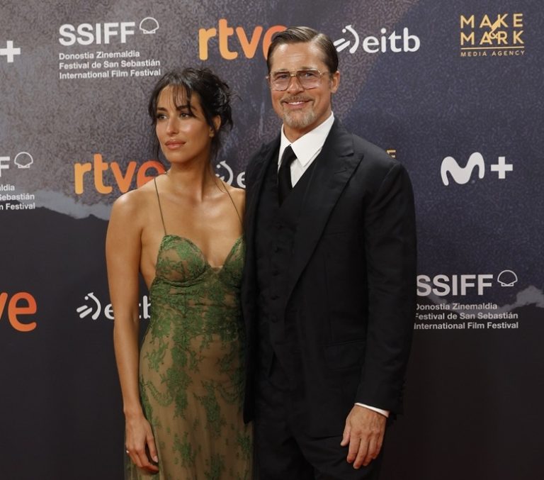 O Brad Pitt και η Ines de Ramon στο κόκκινο χαλί στο πλαίσιο του 74ου Διεθνούς Κινηματογραφικού Φεστιβάλ του Σαν Σεμπαστιάν (SSIFF) το Σαν Σεμπαστιάν, στις 23 Σεπτεμβρίου 2026