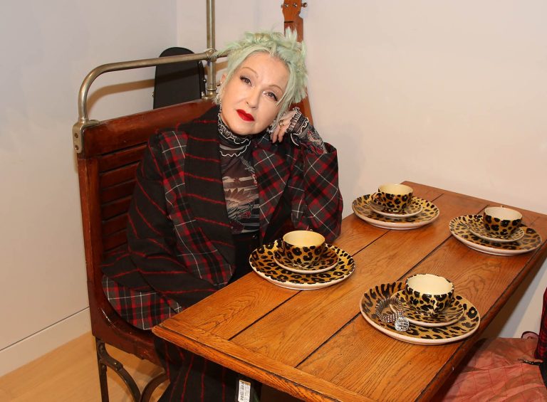 H Cyndi Lauper ποζάρει για τη δημοπρασία με τίτλο "Cyndi Lauper: Suitcase of Memories" "Σίντι Λόπερ: Μια Βαλίτσα Αναμνήσεις" στο Bonhams στις 15 Οκτωβρίου 2026 στη Νέα Υόρκη. Η συλλογή θα είναι διαθέσιμη για δημόσια προβολή και προσφορές στο Bonhams Auction House έως τις 23 Οκτωβρίου.