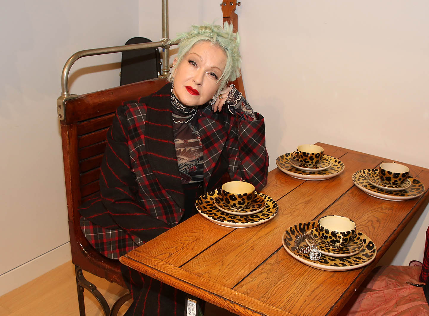 H Cyndi Lauper ποζάρει για τη δημοπρασία με τίτλο "Cyndi Lauper: Suitcase of Memories" "Σίντι Λόπερ: Μια Βαλίτσα Αναμνήσεις" στο Bonhams στις 15 Οκτωβρίου 2026 στη Νέα Υόρκη. Η συλλογή θα είναι διαθέσιμη για δημόσια προβολή και προσφορές στο Bonhams Auction House έως τις 23 Οκτωβρίου.