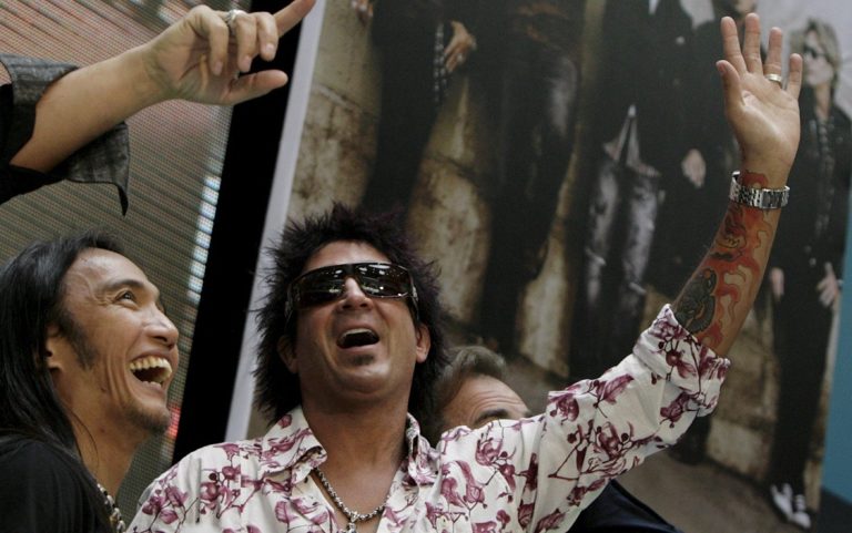 O Φιλιππινέζος τραγουδιστής Arnel Pineda και ο ντράμερ των Journey, Deen Castronovo, σε συνέντευξη Τύπουστη Μανίλα, 2 Μαρτίου 2009