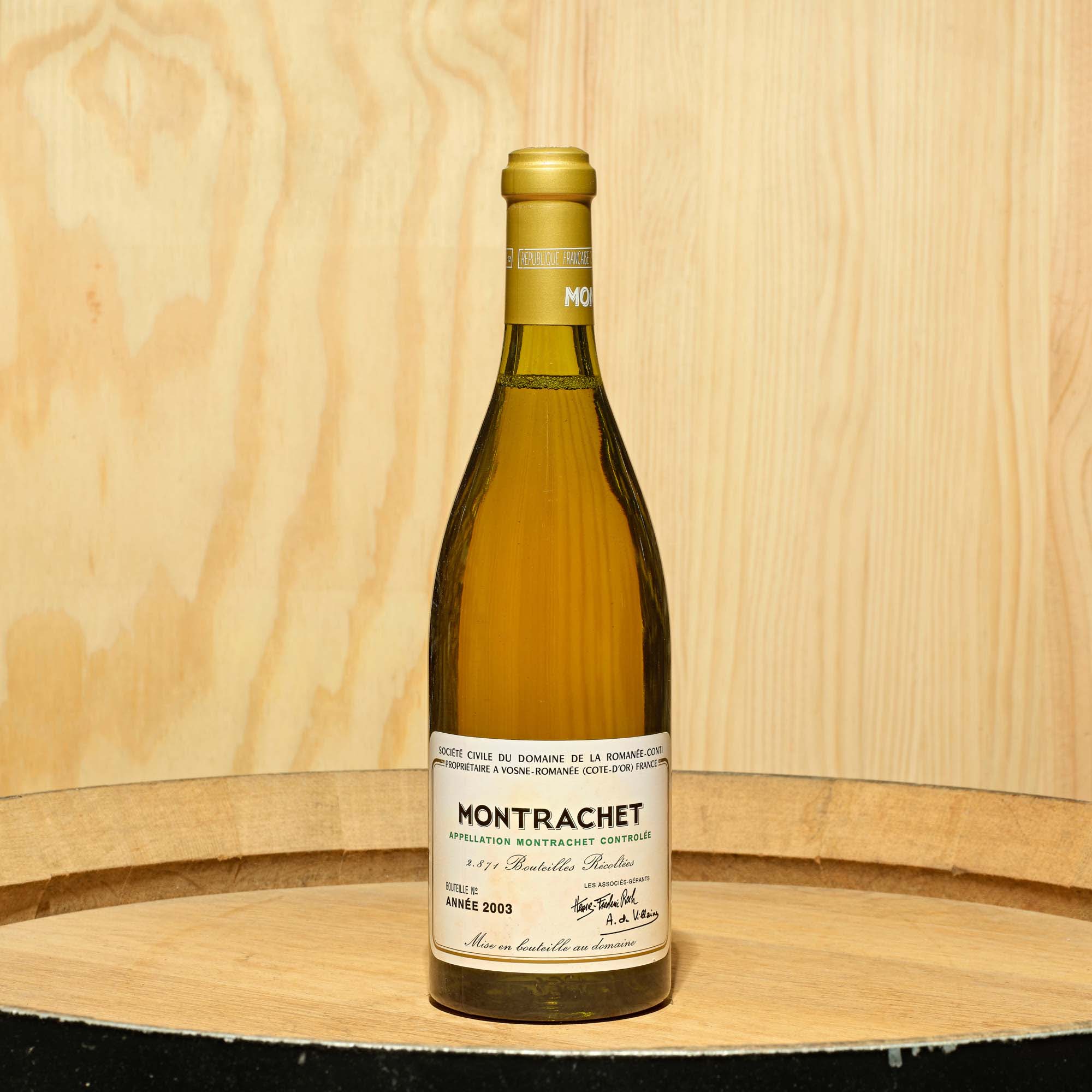 Με τον αριθμό 1 δημοπρατείται: 1 φιάλη Montrachet Domaine de la Romanée-Conti 2003. Η ετικέτα φέρει λεκέδες, ενώ η στάθμη του κρασιού βρίσκεται 2 έως 4 εκατοστά κάτω από τον φελλό. / Εκτίμηση 5 000 – 6 000 €.