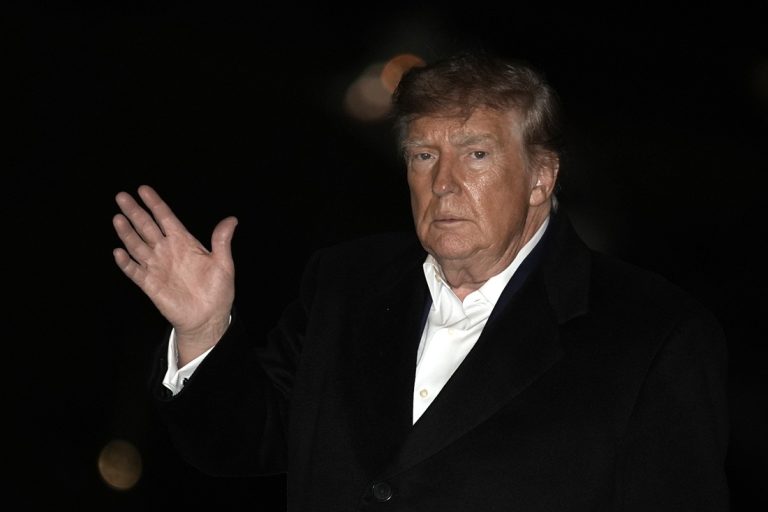 O πρόεδρος των ΗΠΑ Donald Trump περπατά στον Νότιο Κήπο στον Λευκό Οίκο, 25 Οκτωβρίου 2026