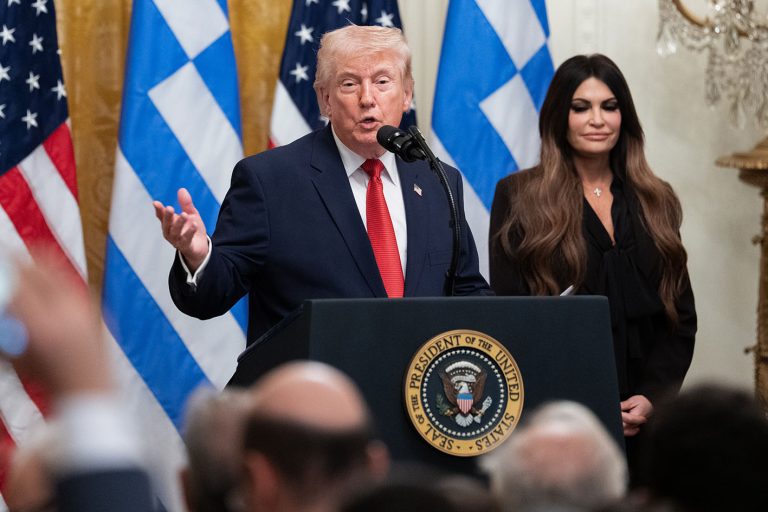 Ο Πρόεδρος των ΗΠΑ Ντόναλντ Τραμπ, αριστερά και η Κίμπερλι Γκιλφόιλ, πρεσβευτής των ΗΠΑ στην Ελλάδα, κατά τη διάρκεια εορτασμού της Ημέρας της Ελληνικής Ανεξαρτησίας στο Ανατολικό Δωμάτιο του Λευκού Οίκου στην Ουάσιγκτον, ΗΠΑ, την Πέμπτη 26 Μαρτίου 2026.