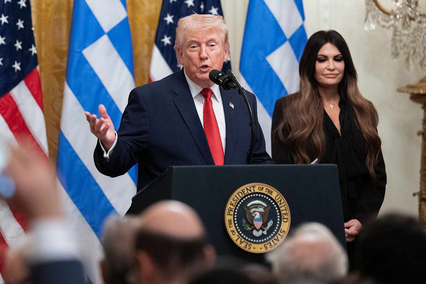Ο Πρόεδρος των ΗΠΑ Ντόναλντ Τραμπ, αριστερά και η Κίμπερλι Γκιλφόιλ, πρεσβευτής των ΗΠΑ στην Ελλάδα, κατά τη διάρκεια εορτασμού της Ημέρας της Ελληνικής Ανεξαρτησίας στο Ανατολικό Δωμάτιο του Λευκού Οίκου στην Ουάσιγκτον, ΗΠΑ, την Πέμπτη 26 Μαρτίου 2026.
