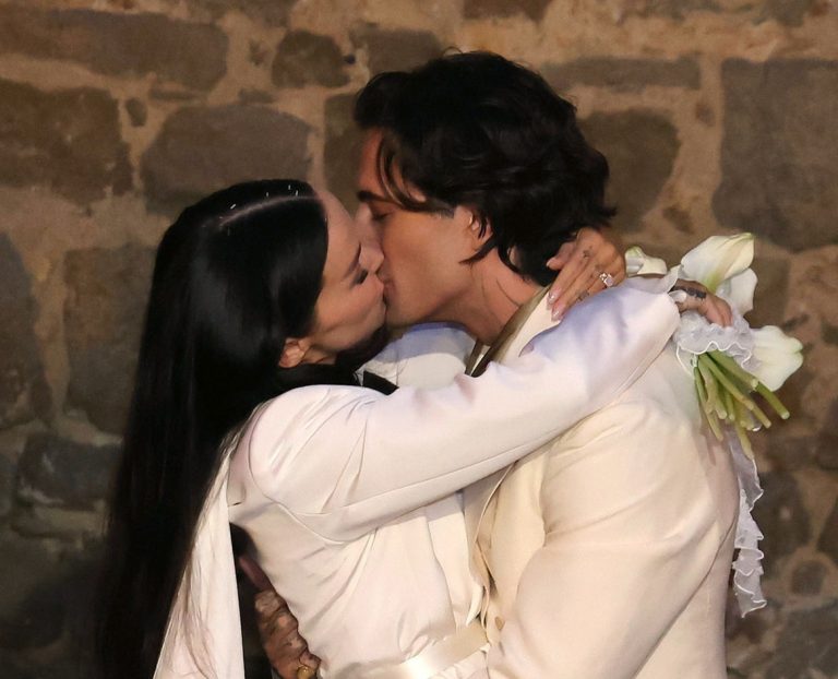 Ο Damiano David και η Dove Cameron μετά την ανταλλαγή γσμήλιων όρκων στο Μονταλτσίνο, 24 Σεπτεμβρίου 2026