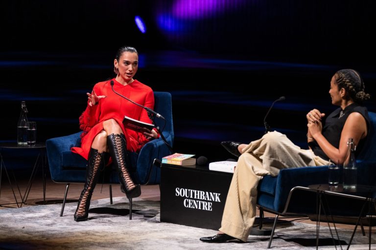 Η Dua Lipa και η Zadie Smith επί σκηνής κατά τη διάρκεια της εκδήλωσης «Dua Lipa In Conversation With Zadie Smith» στο Φεστιβάλ Λογοτεχνίας του Λονδίνου (London Literature Festival) 2026, στο Royal Festival Hall, στις 24 Οκτωβρίου 2026.