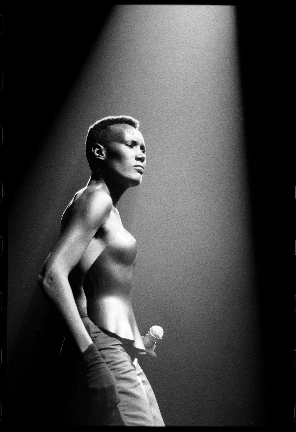Η Grace Jones στο Drury Lane Theatre του Λονδίνου στις 10 Οκτωβρίου 1981. Φοράει ένα θώρακα σχεδιασμένο από τον Issey Mikyake.