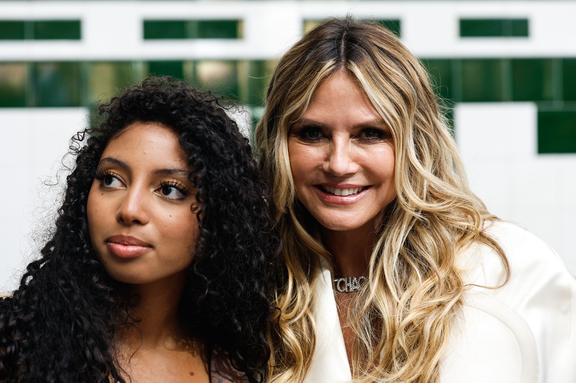 H Heidi Klum και η κόρη της, Lou Samuel στην παρουσίαση της κολεξιόν Άνοιξη/Καλοκαίρι 2027 για τη Vivienne Westwood στο πλαίσιο της Εβδομάδας Μόδας στο Παρίσι, 3 Οκτωβρίου 2026