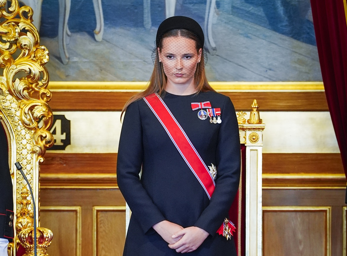 H πριγκίπισσ Ingrid Alexandra στέκεται όρθια στη διάρκεια της συνταγματικής ορκωμοσίας του βασιλιά Haakon στο νορβηγικό Κοινοβούλιο, Storting, στο Όσλο, 1 Σεπτεμβρίου 2026