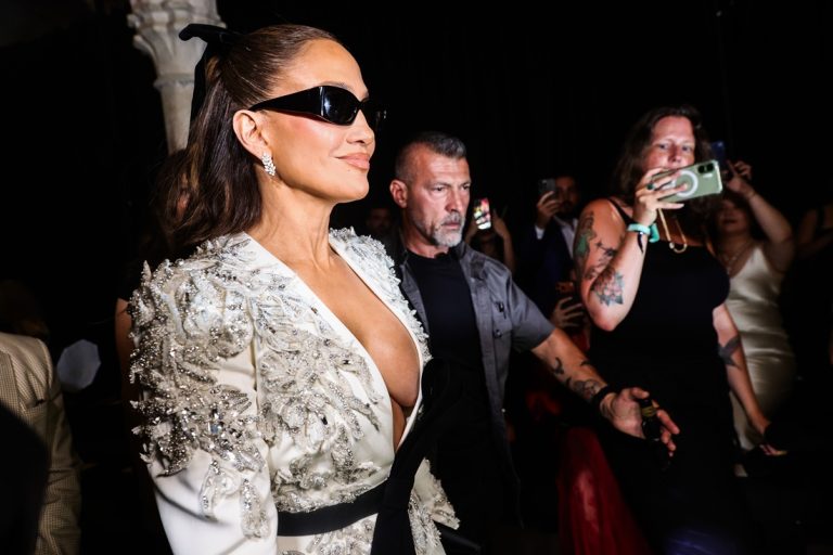 H Jennifer Lopez στην παρουσίαση της συλλογής Haute Couture Φθινόπωρο/Χειμώνας 2026-2027 του Λιβανέζου σχεδιαστή Zuhair Murad, στο πλαίσιο της Εβδομάδας Μόδας του Παρισιού, στις 8 Ιουλίου 2026