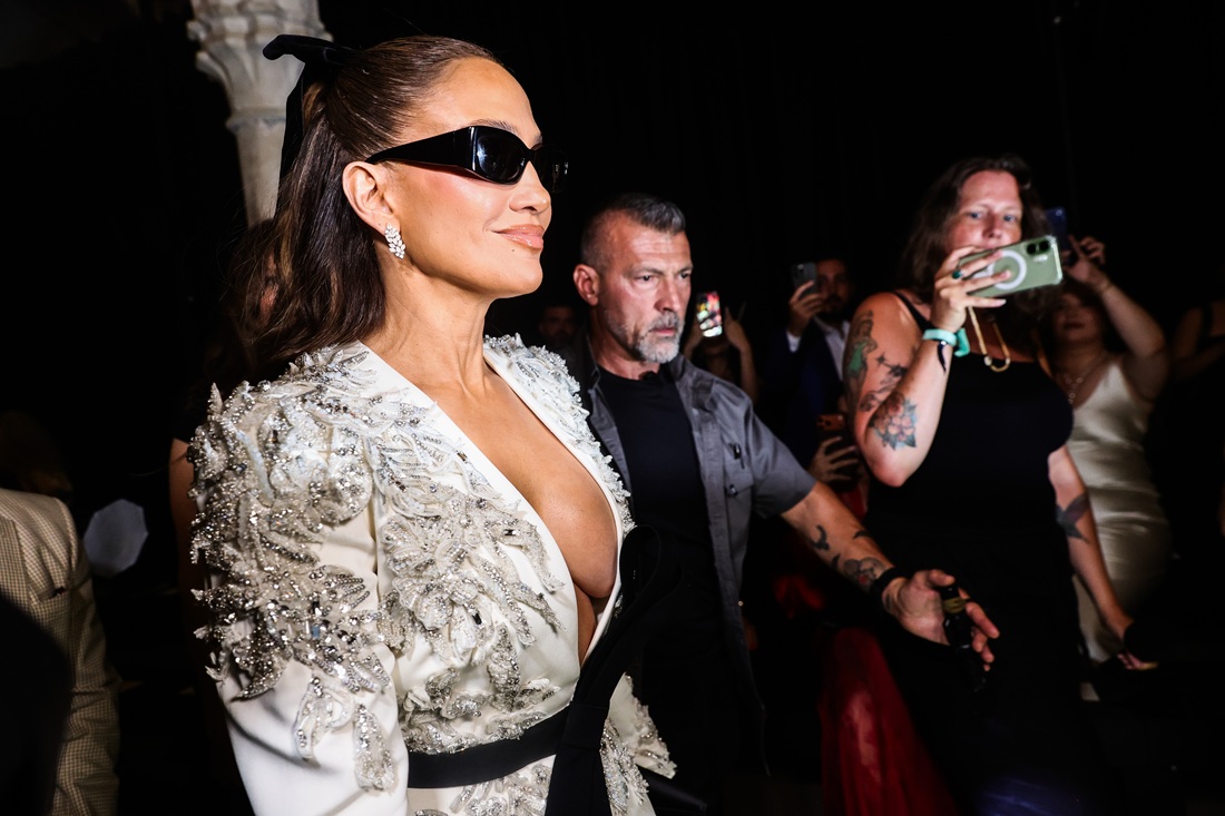 H Jennifer Lopez στην παρουσίαση της συλλογής Haute Couture Φθινόπωρο/Χειμώνας 2026-2027 του Λιβανέζου σχεδιαστή Zuhair Murad, στο πλαίσιο της Εβδομάδας Μόδας του Παρισιού, στις 8 Ιουλίου 2026