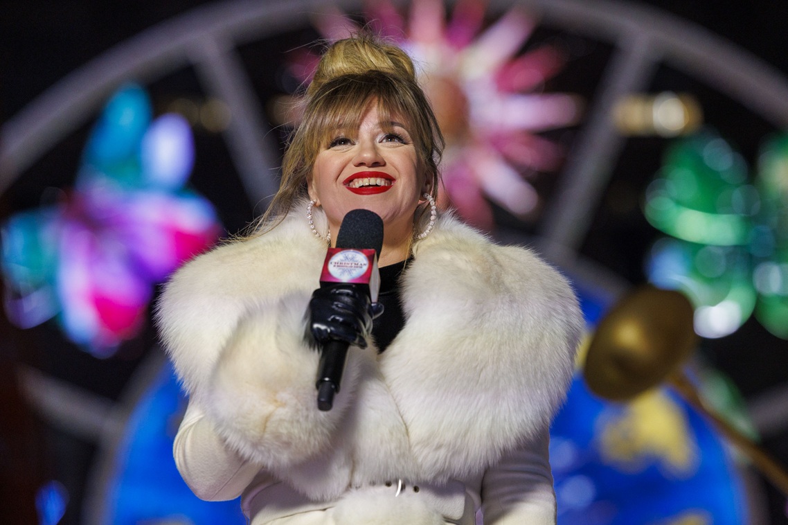 H Kelly Clarkson παρουσιάζει την 91η τελετή φωταγώγησης του χριστουγεννιάτικου δέντρου του Rockefeller στη Νέα Υόρκη, 29 Νοεμβρίου 2023