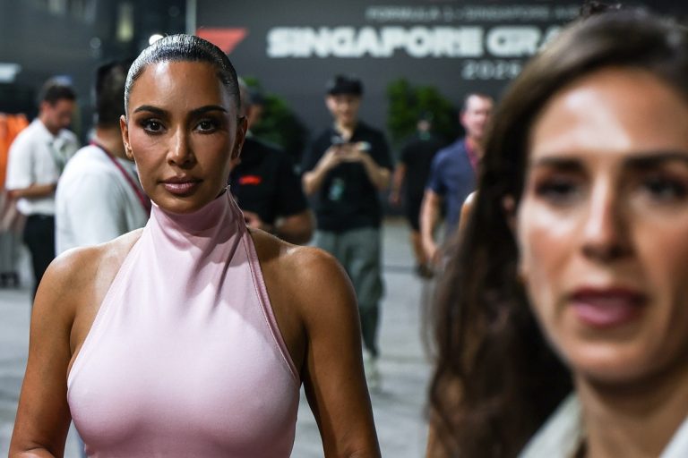 H Kim Kardashian φτάνει στο Marina Bay Street Circuit στη Σιγκαπούρη για τις κατατακτήριες δοκιμές, στις 10 Οκτωβρίου 2026