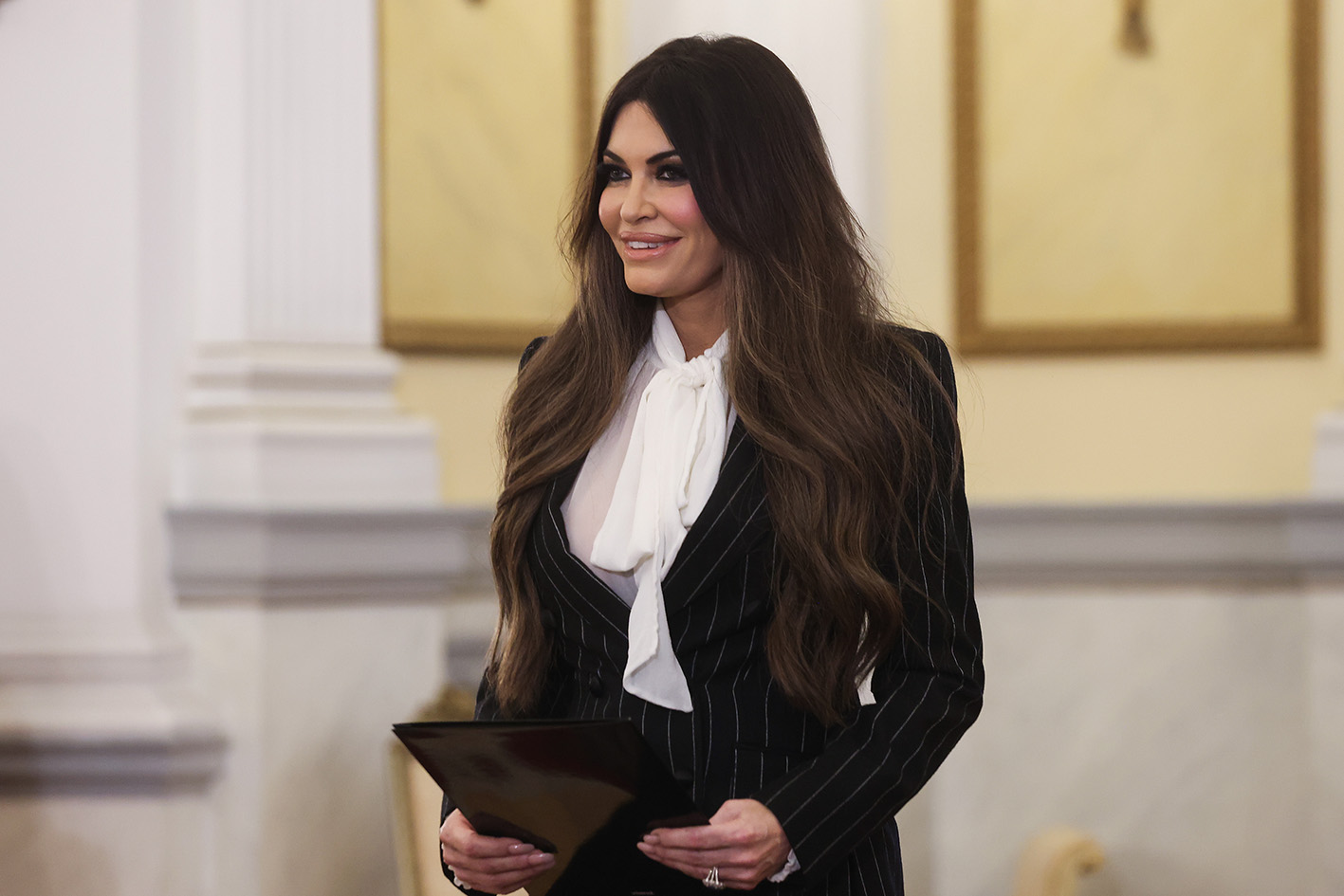 Η νέα Πρέσβειρα των Ηνωμένων Πολιτειών στην Ελλάδα, Κίμπερλι Γκίλφοϊλ, συναντάται με τον Πρόεδρο της Βουλής των Ελλήνων, Κωνσταντίνο Τασούλα, κατά την τελετή επίδοσης των διαπιστευτηρίων στο Προεδρικό Μέγαρο στην Αθήνα, στις 4 Νοεμβρίου 2025.