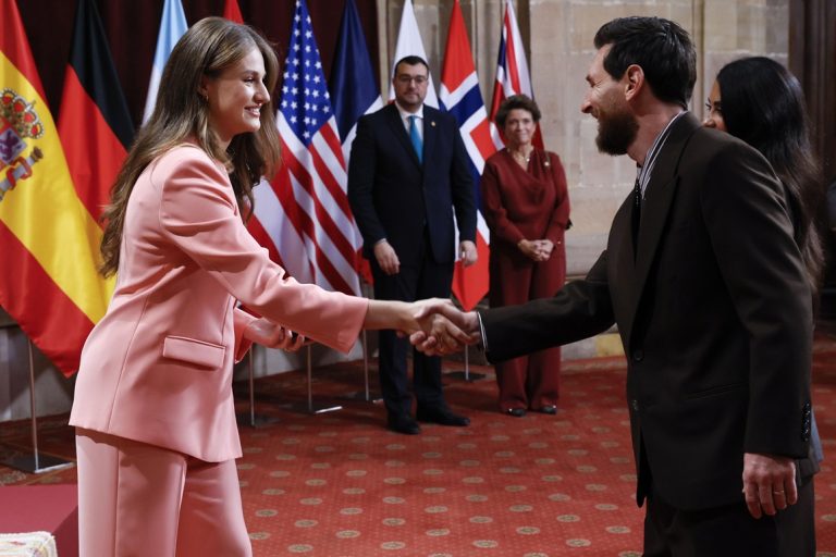 H πριγκίπισσα Leonor χαιρετά τον Lionel Messi, αποδέκτη του Βραβείου «Πριγκίπισσα των Αστουριών» για τον Αθλητισμό, κατά τη διάρκεια βασιλικής ακρόασης με τους βραβευθέντες στο ξενοδοχείο La Reconquista στο Οβιέδο, στις 23 Οκτωβρίου 2026