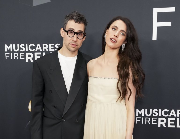 O Jack Antonoff και η Margaret Qualley στο κόκκινο χαλί στα 67α Grammy Awards στο Crypto.com Arena του Λος Άντζελες, 2 Φεβρουαρίου 2025