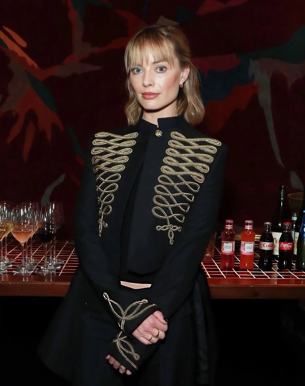 H Margot Robbie με military jacket