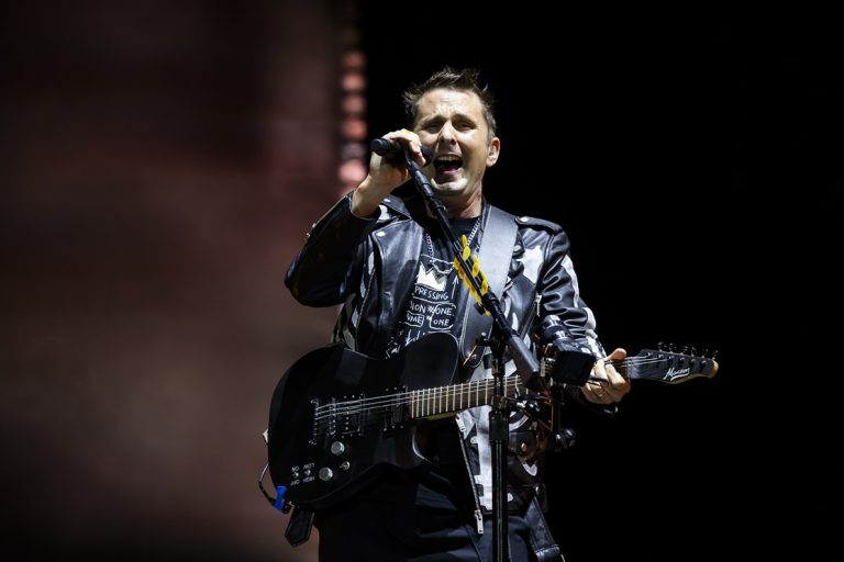 O frontman των Muse, Matt Bellamy, στο NOS Alive Festival στο Οέιρας κοντά στη Λισσαβώνα, 12 Ιουλίου 2025
