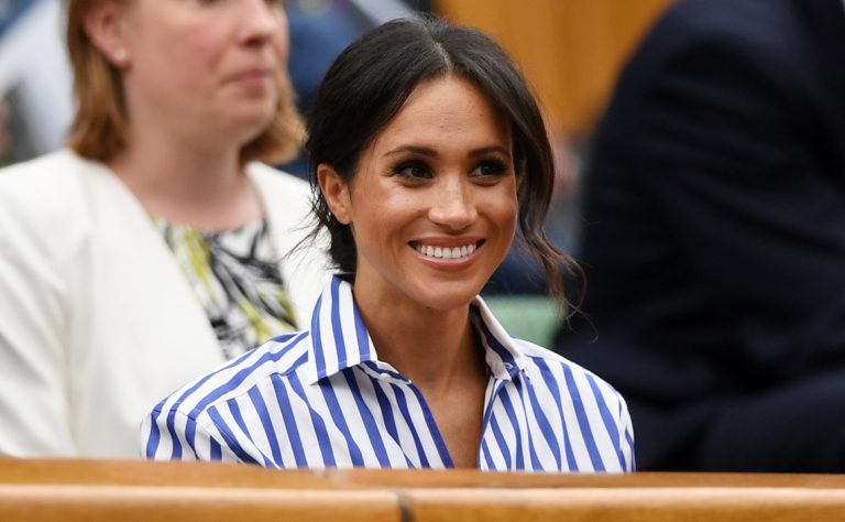 Η Meghan Markle παρακολουθεί τον Rafael Nadal από την Ισπανία και τον Novak Djokovic από τη Σερβία στον ημιτελικό αγώνα τους στο πλαίσιο του Wimbledon, στις 14 Ιουλίου 2018