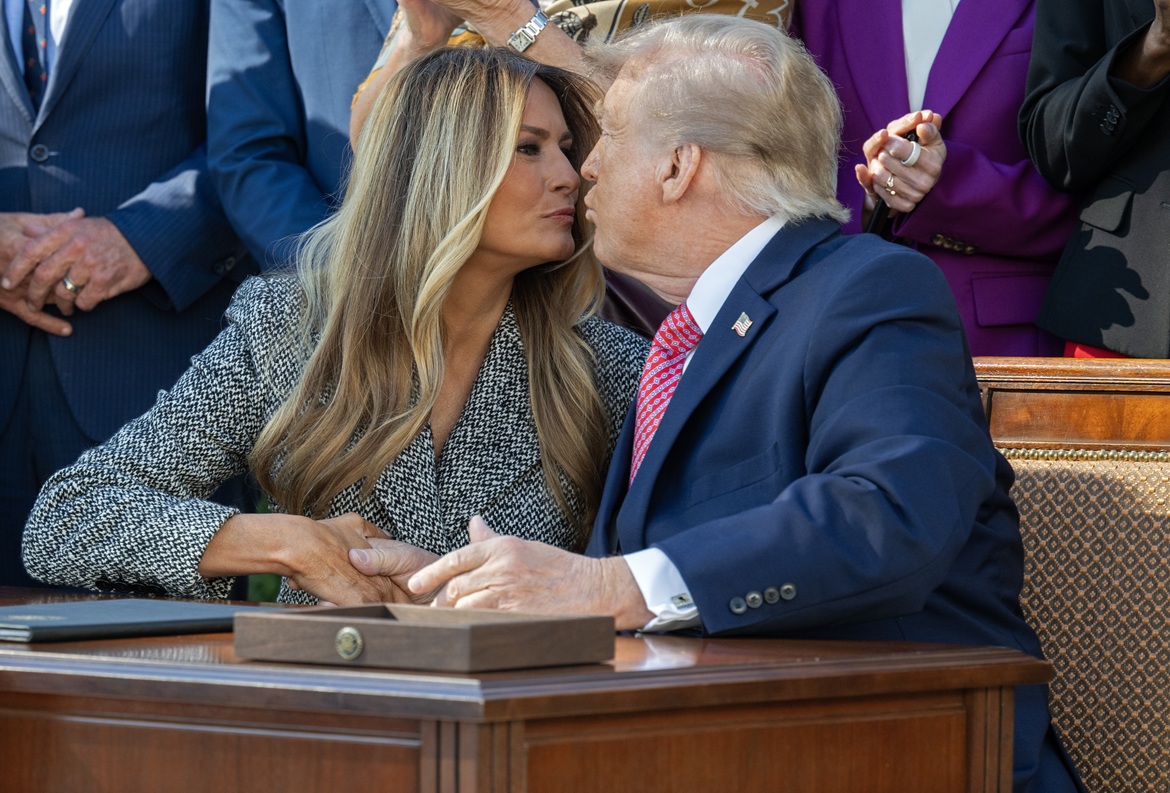 O Donald Trump και η Melania ανταλλάσσουν ένα φιλί μετά την υπογραφή εκτελεστικού διατάγματος για τη σύσταση της Διεύθυνσης Υγείας των Γυναικών και μιας Ομάδας Εργασίας για την Υγεία των Γυναικών του Λευκού Οίκου, στον Κήπο των Τριαντάφυλλων του Λευκού Οίκου, στις 19 Οκτωβρίου 2026