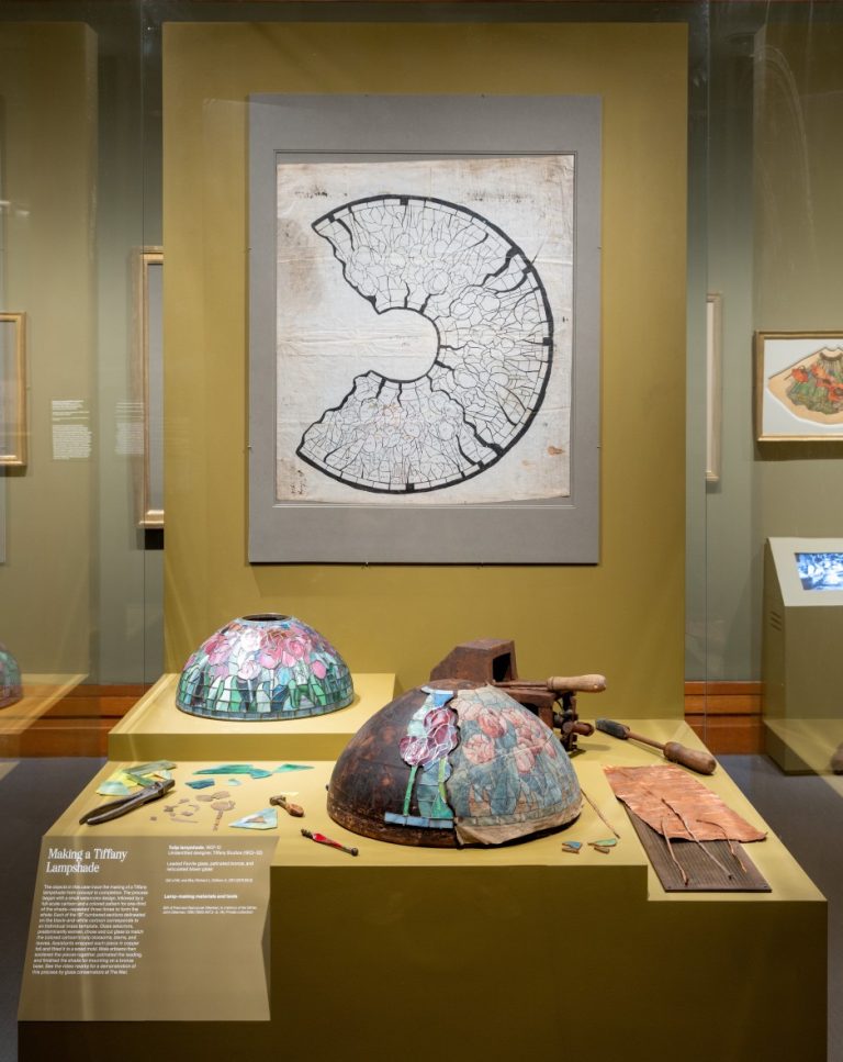 Άποψη της έκθεσης «Designing the Gilded Age», η οποία παρουσιάζεται από τις 22 Οκτωβρίου 2026 έως τις 7 Φεβρουαρίου 2027 στο Μητροπολιτικό Μουσείο Τέχνης. Φωτογραφία: Anna-Marie Kellen, ευγενική παραχώρηση του The Met.