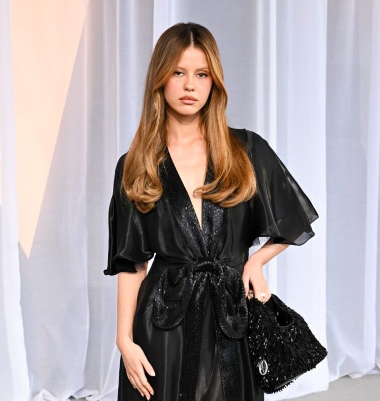 H Mia Goth επέλεξε ένα μαύρο μεταξωτό φόρεμα Dior, διακοσμημένο με κεντημένο φιόγκο.