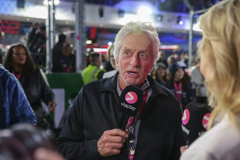 Ο Michael Douglas μιλά στους δημοσιογράφους πριν από τον αγώνα της Formula One στο Λας Βέγκας, 22 Νοεμβρίου 2025