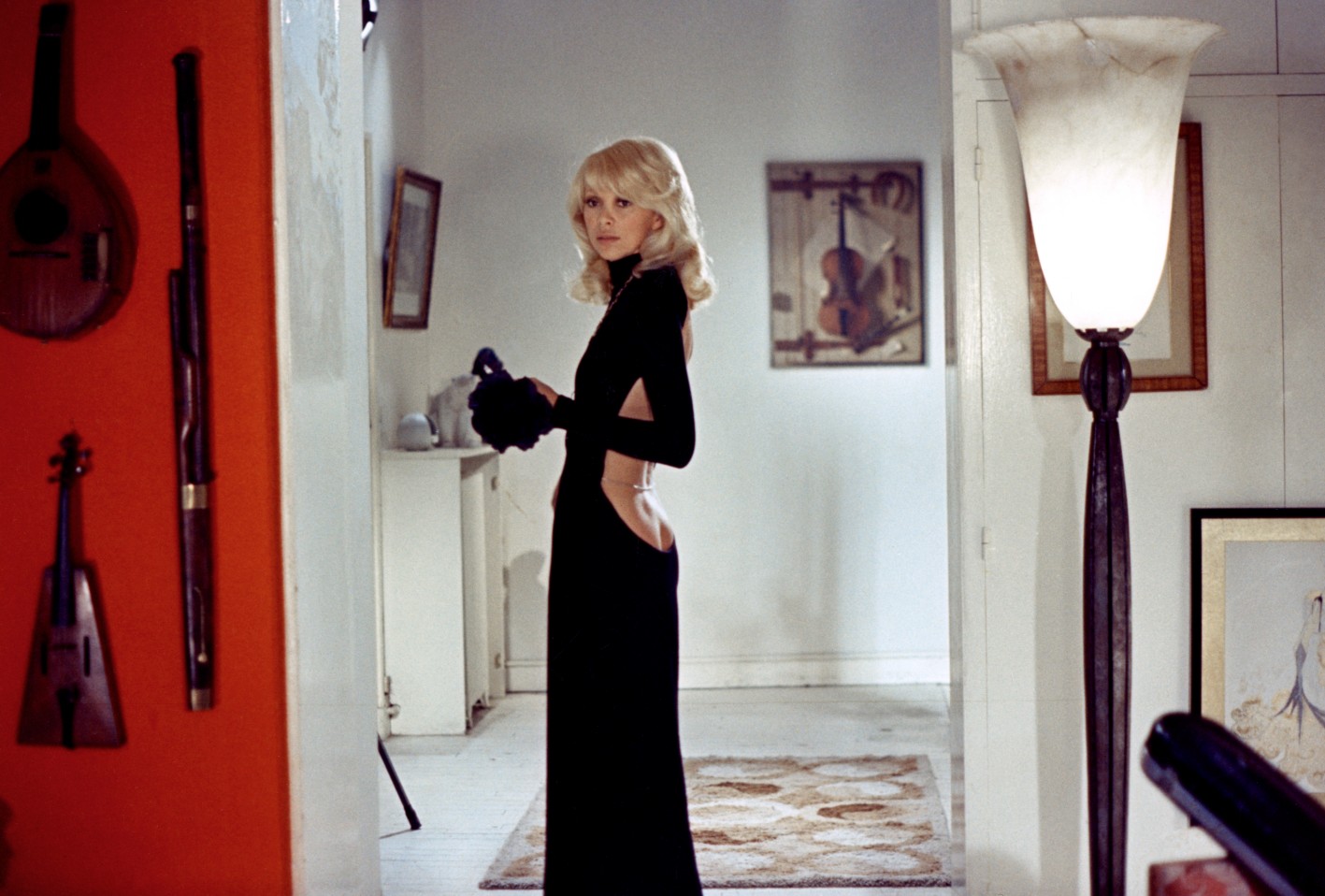 Η Γαλλίδα ηθοποιός Mireille Darc στα γυρίσματα της ταινίας Le grand blond avec une chaussure noire, σε σενάριο και σκηνοθεσία του Yves Robert.